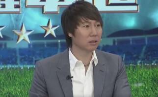 这次他在电影里面饰演“乔帮主”，主要表现的是乔布斯从一名嬉皮士到伟大创业者的过程 费曼客串老爸新戏胖嘟脸可爱 吴镇宇脚踢乔杉耍狠 2016-08-20 香港，19日，吴镇宇连日来在旺角拍摄其自编自导自演新戏，不但用扩音器叫途人帮手在叫cut机时可一起涌上帮手拍戏，而且亦有不少好友探班。