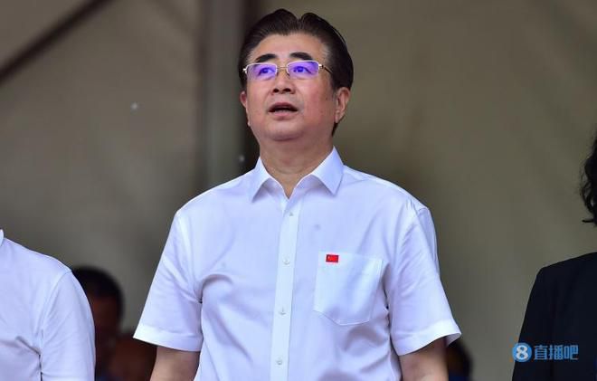 不同于古装小龙女的造型，这次她以清凉夏装示人，给国内的粉丝带来浓浓的热带风情。