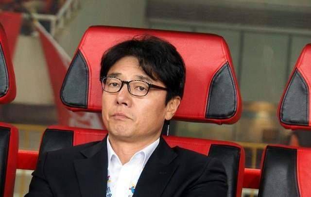 导演保罗·麦奎根、主演丹尼尔·雷德克里夫、詹姆斯·麦卡沃伊身穿西装帅气亮相。
