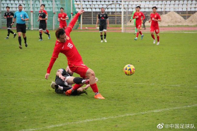 时隔4个月再 阿汤哥与养子看棒球赛 前妻凯蒂被传搭上克鲁尼 2013-10-17 洛杉矶当地时间10月15日，汤姆·克鲁斯与养子康诺·克鲁斯现身同看棒球赛。