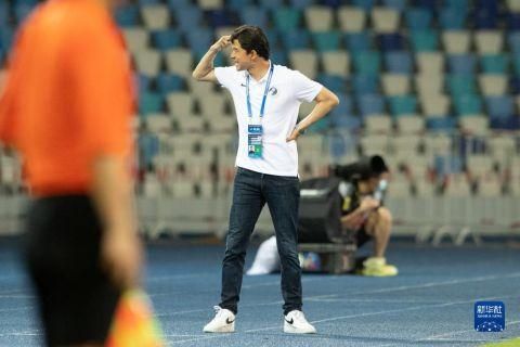 他们西装革履，表情各异，似乎是各有心思。