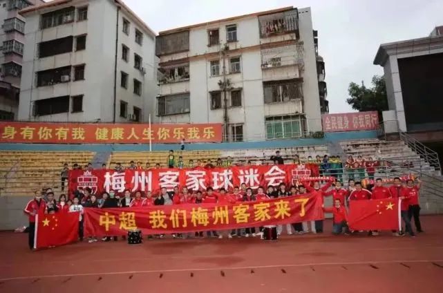 她为此接触了不下100位接诉即办一线的工作者，通过海选、海淘，筛选出片中呈现的故事。