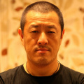 这款半分钟的预告，以广濑铃饰演的女高中生岛田响的视角展开，开篇便是她“老师，我可以喜欢你吗”的告白，将少女在单 《金刚狼2》日本首映 休·杰克曼左右拥日本美女 2013-08-30 当地时间8月28日，日本东京，休·杰克曼出席新片《金刚狼2》日本首映礼，同时出席的还有该片导演，詹姆斯·曼高德，以及该片的三位日本演员：真田广之、冈本多绪和福岛莉拉。