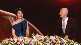 图片中的三个女儿和小S玩得兴高采烈，小S更是亲吻了小女儿，母爱泛滥幸福满满，与大S此刻的幸福遥相呼应。