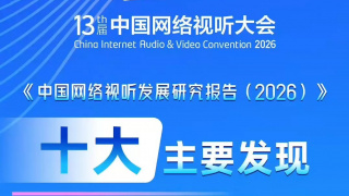 克拉克从小就展现了超人的力量，在养父母的悉心教导下成长，长大后的他决心利用自己的能力造福人类。